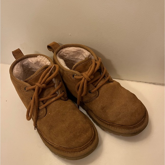 Women’s Chestnut Neumel Uggs, Size 6 - Picture 2 of 4